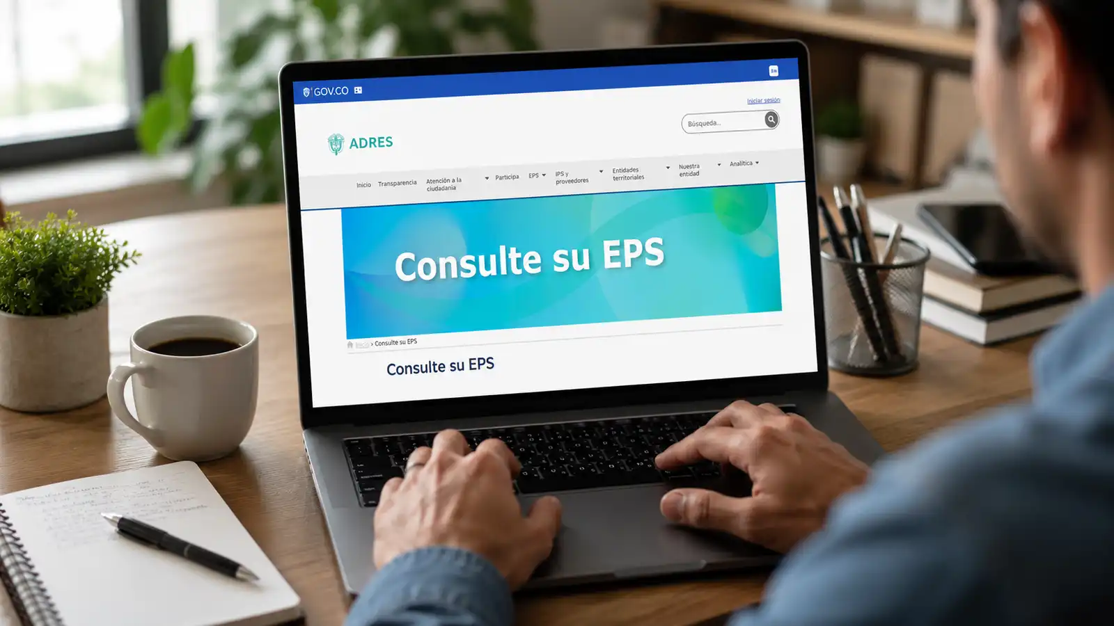 ADRES Consulta EPS: ¡Consulta tu afiliación en segundos! Hombre consultando su eps en el portal adres gov co desde un computador portátil